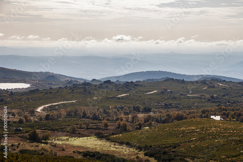 Paisagem de montanha agreste com vegetação baixa photo