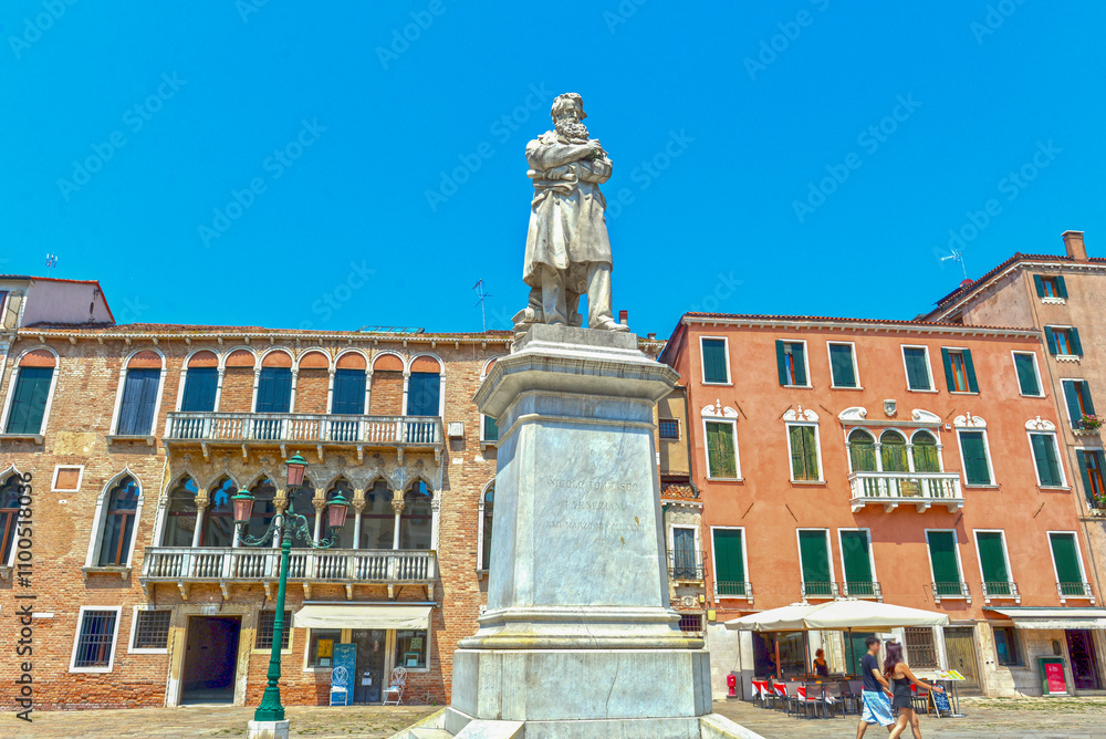 Fototapeta premium Campo Santo Stefano im Sestiere von San Marco, Venedig, Italien