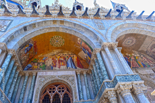 Die Aussenfassade des Markusdoms, Venedig photo