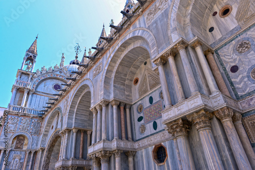 Die Aussenfassade des Markusdoms, Venedig photo