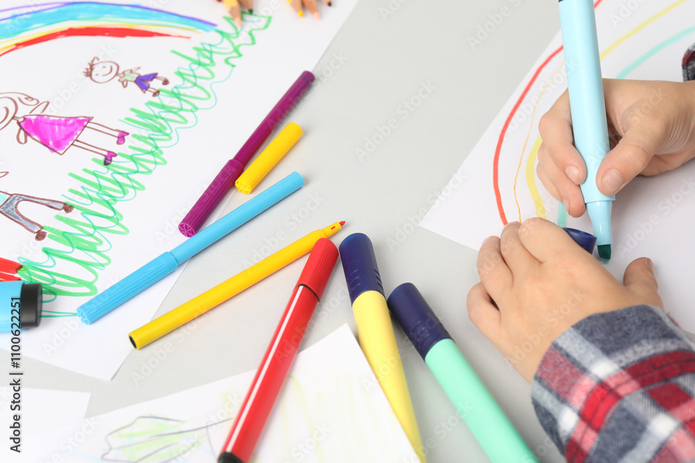 Naklejka premium Boy drawing picture at light table, closeup