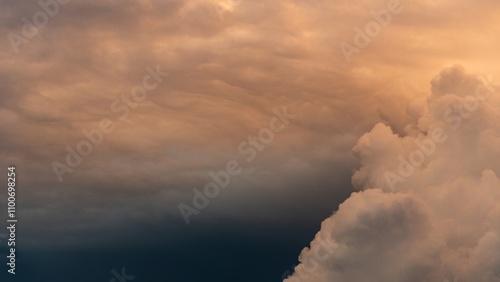 Céu com nuvens avermelhadas ao por do sol. photo