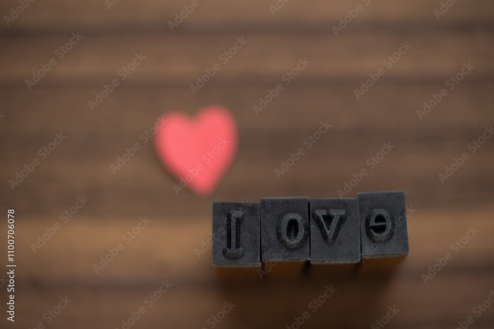 Tipos de letras formando la palabra Love sobre mesa de madera con un ...