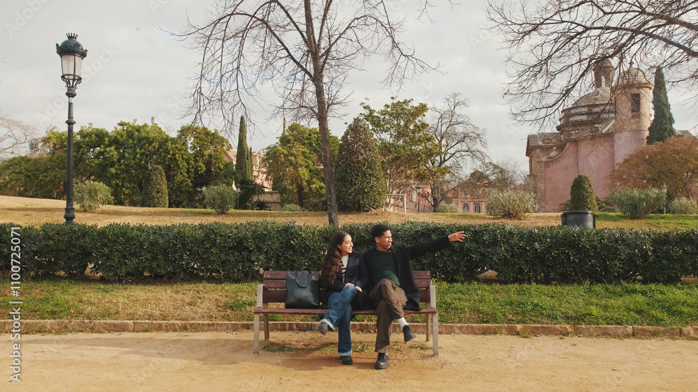 Obraz premium Two young adults enjoying conversation outdoors, with natural and relaxed expression