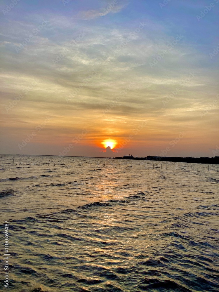 Obraz premium sunset in the sea