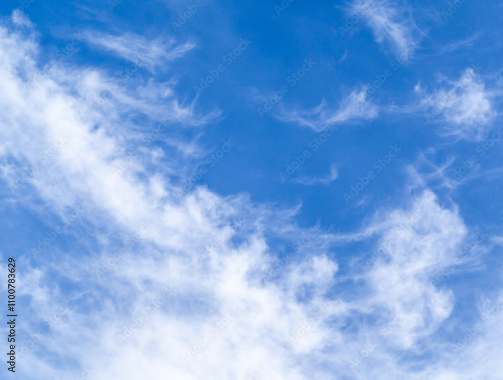 Obraz premium Sky background pattern with partially cloudy
