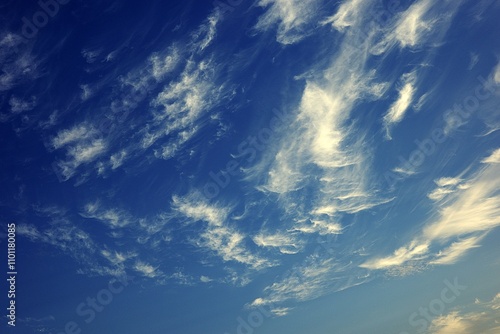 Petits nuages poussés par le vent . photo