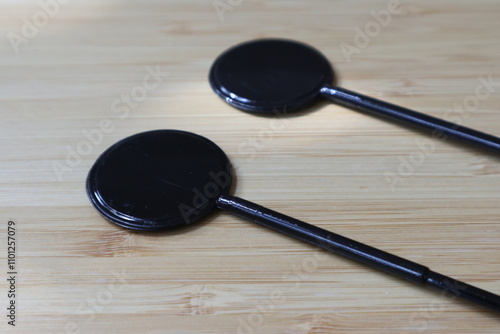 Obraz na płótnie Promotional cocktail stirrer for branding black color w salonie