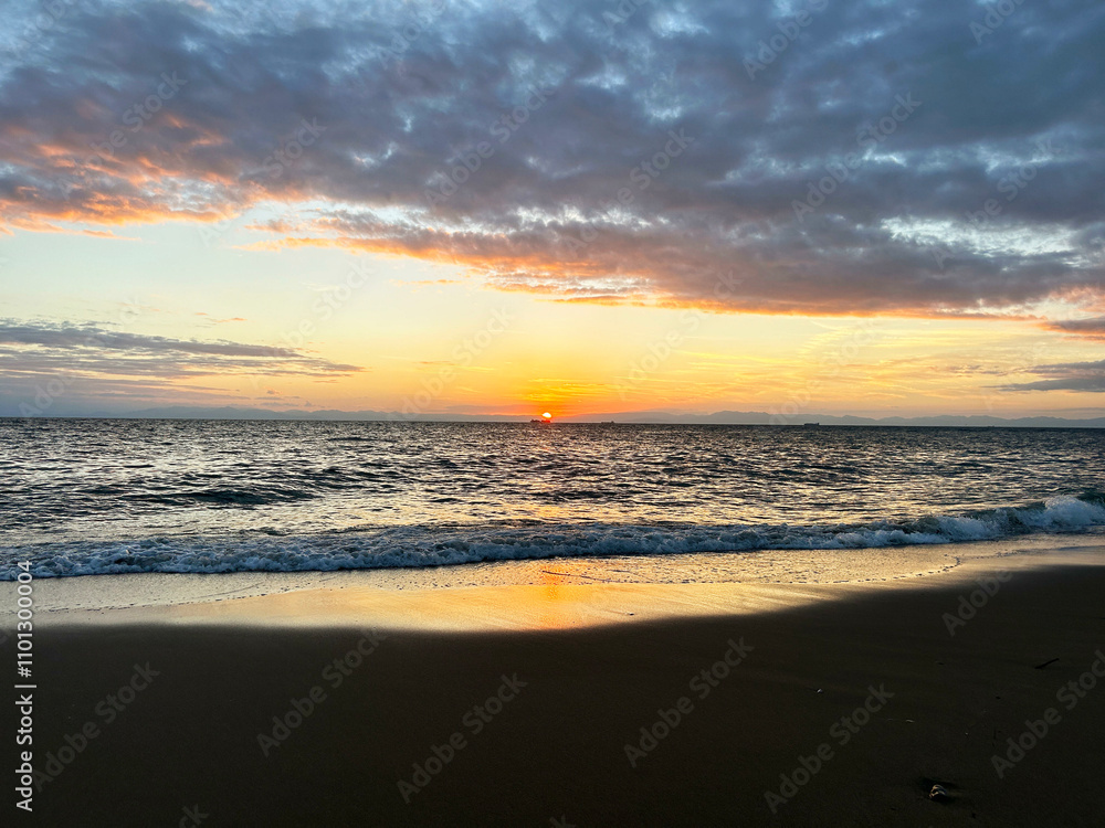 Obraz premium 夕焼けと夕日と海岸の風景