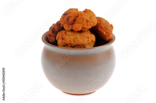 Cookies au chorizo faits maison dans un ramequin en gros plan sur fond blanc photo