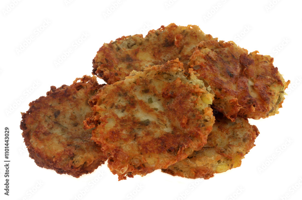 Galettes de pommes de terre faites maison en gros plan sur fond blanc Galettes de pommes de terre faites maison en gros plan sur fond blanc