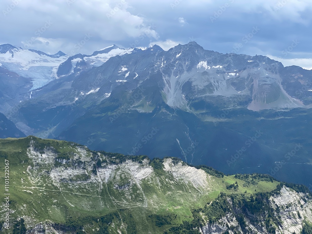 Obraz premium View of the Urner Alpen from the peaks above Lake Melchsee or Melch Lake in the Uri Alps mountain massif, Kerns - Canton of Obwald, Switzerland (Kanton Obwalden, Schweiz)