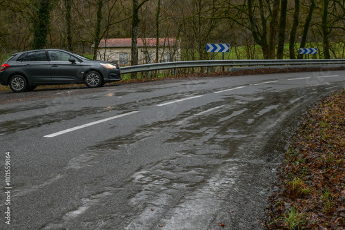 Une route de campagne gelée  en hiver est recouverte de glace et de neige donc très dangereuse pour les automobilistes et autres usagers photo