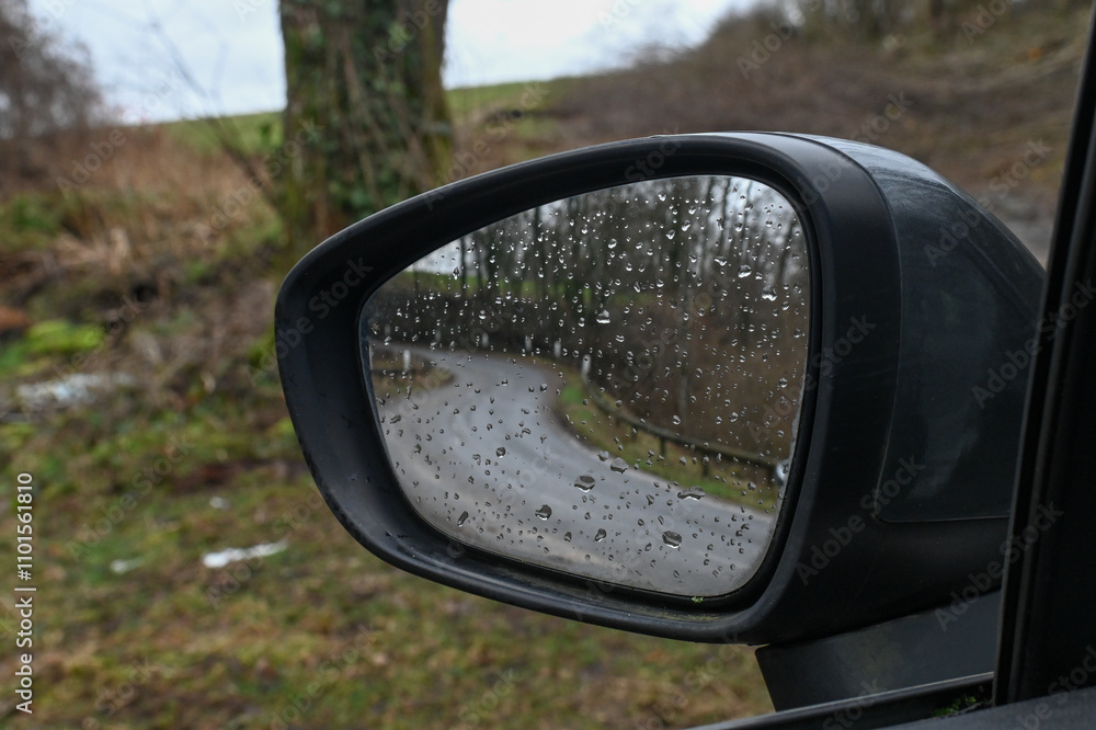 un rétroviseur de voiture en gros plan avec une route sinueuse dans le miroir un rétroviseur de voiture en gros plan avec une route sinueuse dans le miroir