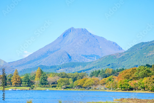 秋の志高湖と由布岳　大分県別府市　Lake Shidaka and Mt. Yufu in autumn. Oita Pref, Beppu City. photo