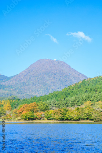 秋の志高湖と鶴見岳　大分県別府市　Lake Shidaka and Mt. Tsurumidake in autumn. Oita Pref, Beppu City. photo