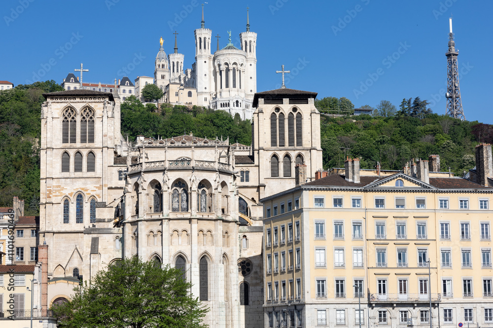 Fototapeta premium bord de Saône à Lyon avec colline et basilique de Fourvière, cathédrale Saint Jean et quartier du Vieux Lyon
