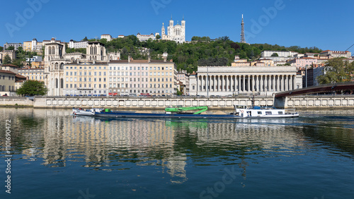 péniche lourdement chargée sur la Saône à Lyon, au pied de la colline de Fourvière photo