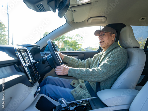 シニア、運転、自動車、高齢者、年配、老人、免許、ドライバー、運転席、インテリア、シルバー、シートベルト、安全、ハンドル、ダッシュボード、インパネ、おじいちゃん、おじいさん、お年寄り、老後、日本人、男性、支援、サポート、アシスト、システム、オートモーティブ、モビリティ、スピード、確認、返納、教習、教習所、外出、旅行、観光、安全運転、運転技能検査、高齢、能力、サポカー、ITS、ADAS、装備、笑顔、快 photo