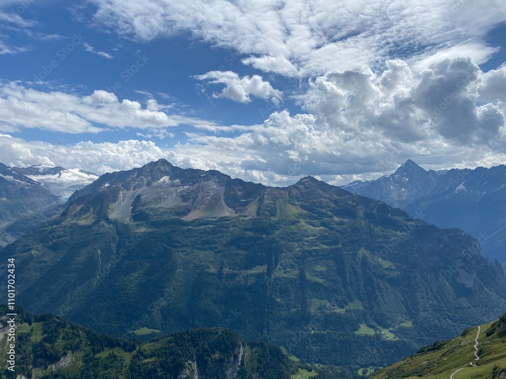 Obraz premium Beautiful photogenic clouds over the Uri Alps massif in the Swiss Alps, Melchtal - Canton of Obwald, Switzerland (Kanton Obwalden, Schweiz)