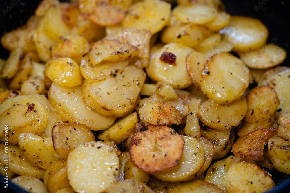 frische Bratkartoffeln mit Zwiebeln uns Speck frische Bratkartoffeln mit Zwiebeln uns Speck