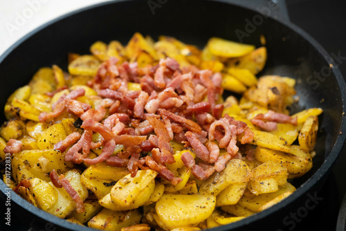 frische Bratkartoffeln mit Zwiebeln uns Speck photo