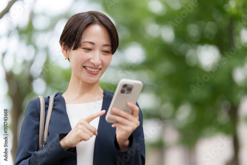 女性 スマートフォン