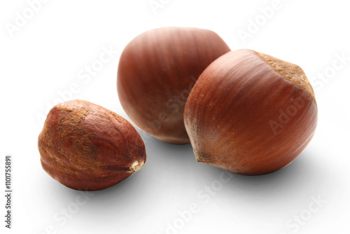 Cuadro en lienzo Whole and cracked hazelnuts isolated on white