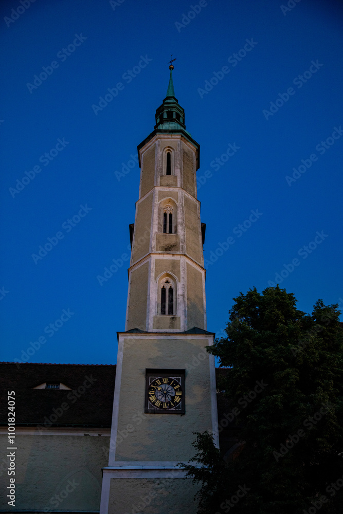 Obraz premium Görlitz Altstadt Architektur Sehenswürdigkeiten und Winterlandschaft Historische Stadtansichten Fassaden Brücken und malerische Straßenszenen in der Dämmerung und bei Sonnenuntergang