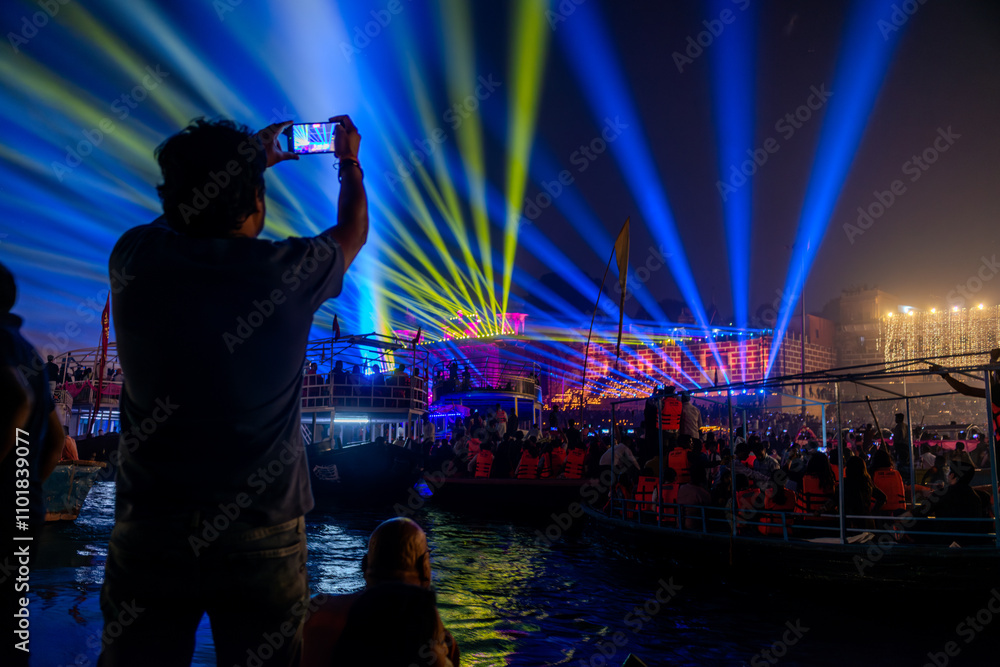 Das Dev Deepavali ist das Fest von Kartik Poornima, das in der Stadt Varanasi Uttar Pradesh, Indien, gefeiert wird. Es fällt auf den Vollmond des hinduistischen Monats Kartik