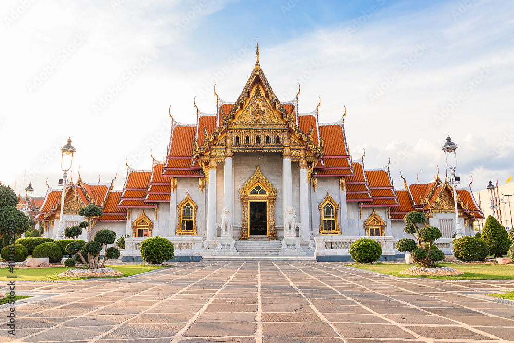 Naklejka premium Wat Benchamabophit Dusitvanaram or White Marble Temple is Famous in Bangkok Thailand.