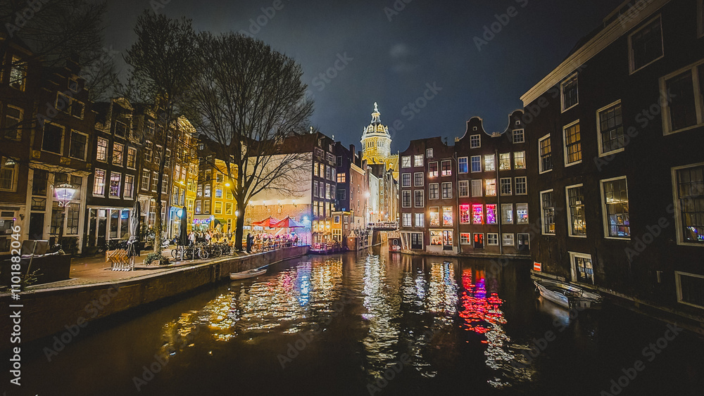 Naklejka premium Night view of the Oudezijds Kolk canal