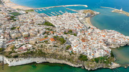 Fotografía Aerial view of the historic center of Vieste, in Puglia, Italy