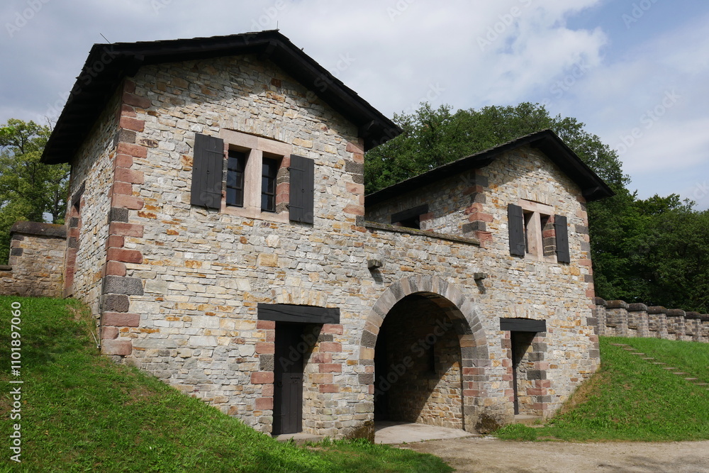 Tor am rekonstruierten römischen Kastell Saalburg im Taunus Tor am rekonstruierten römischen Kastell Saalburg im Taunus