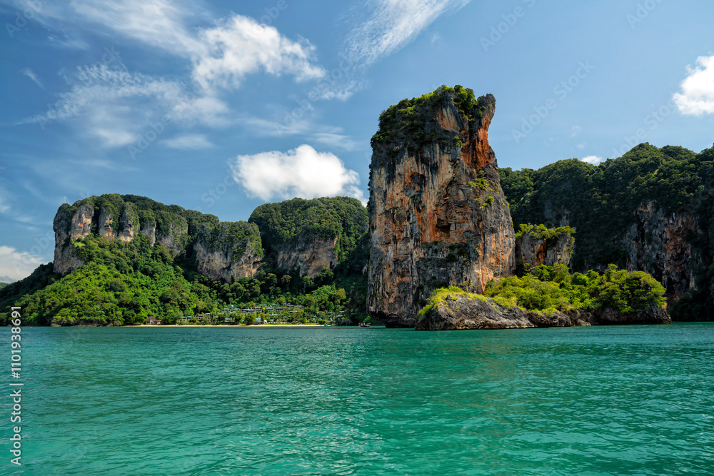 Obraz premium Krabi, Thailand. Travel to the tropical paradise of the Andaman Sea. Islands and beaches of the National Thai Park Krabi 