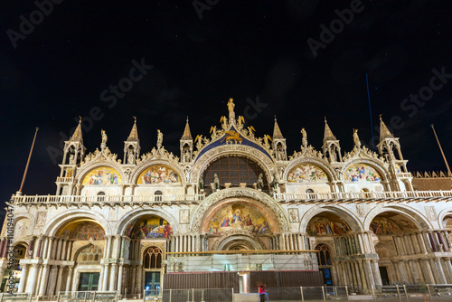 Obraz na płótnie Piazza San Marco a Venezia di notte. un paesaggio unico w salonie