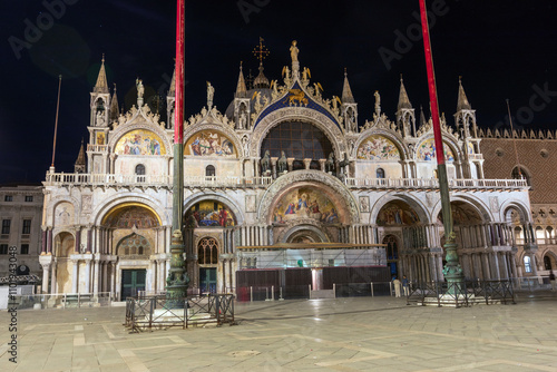 Obraz na płótnie Piazza San Marco in Venice at night. a unique landscape
w salonie