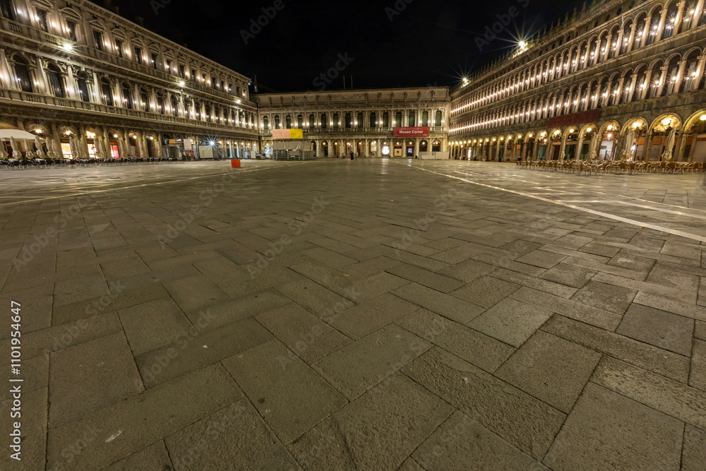 Piazza San Marco a Venezia di notte. un paesaggio unico