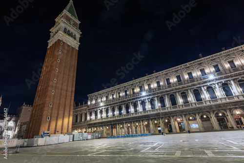 Obraz na płótnie Piazza San Marco a Venezia di notte. un paesaggio unico w salonie