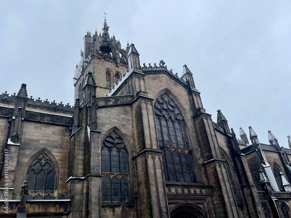 Fototapeta premium old gothic cathedral church in old town, Edinburgh in Scotland 