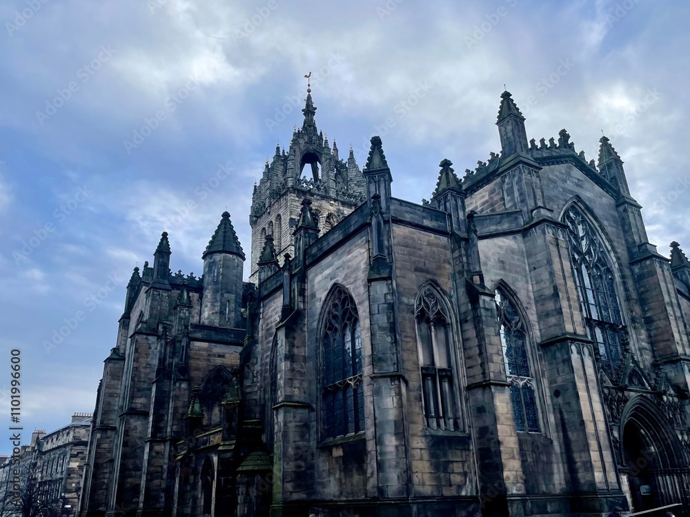 Fototapeta premium Dramatic picture of a historical gothic cathedral in old town, Edinburgh in Scotland