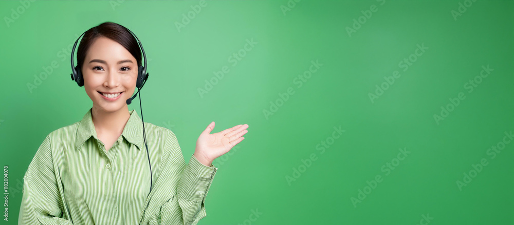 手を差し出して案内している20代のオペレーターのアジア人の女性。(The operator is an Asian woman in her 20s.)
手を差し出して案内している20代のオペレーターのアジア人の女性。(The operator is an Asian woman in her 20s.)