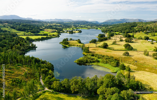 Obraz na płótnie Esthwaite Lake, Lake District National Park, Cumbria. View NW to L-R Wetherlam, Bowfell, Langdale Pikes, Dunmail Raise, Helvellyn, Fairfield. Summer w salonie
