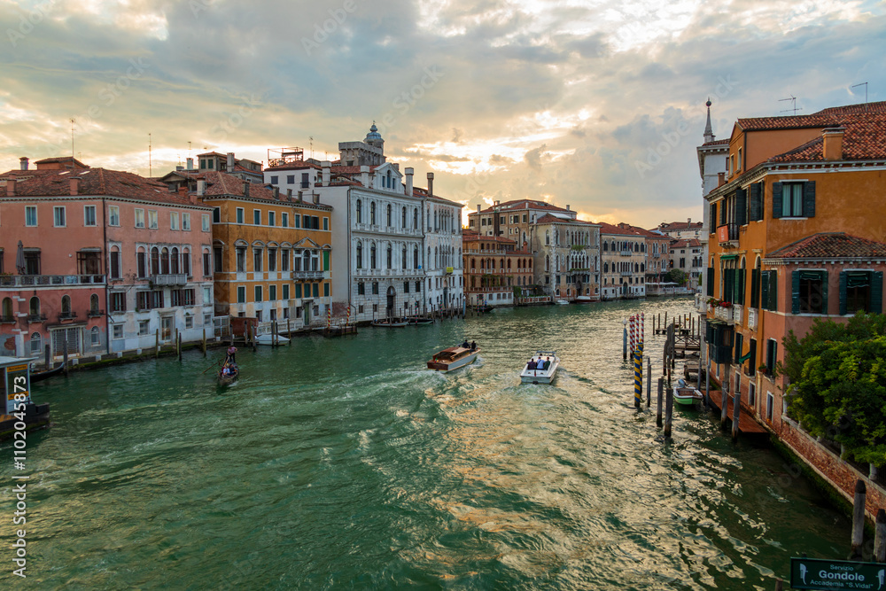 La laguna di Venezia al tramonto. Gondole al Canal grande.