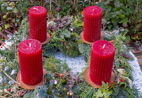 Adventskranz mit roten Kerzen und Naturmaterial photo