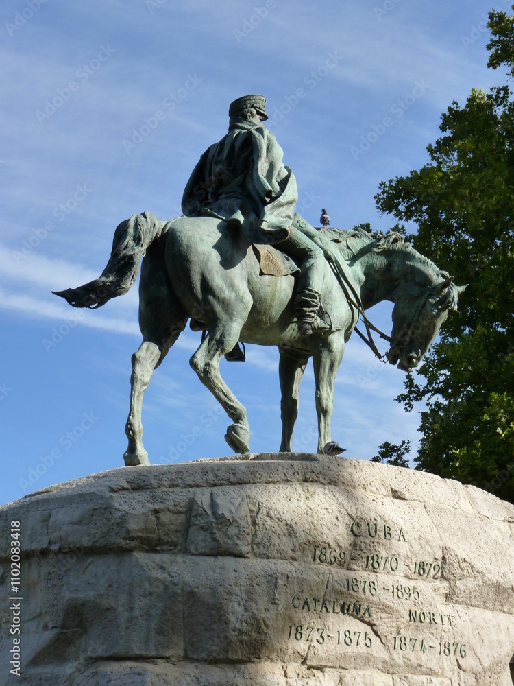 Fototapeta premium Madrid architecture statue horse rider