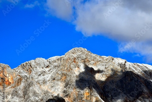 Wolkenschatten auf einem Berg in Form einer Kuh