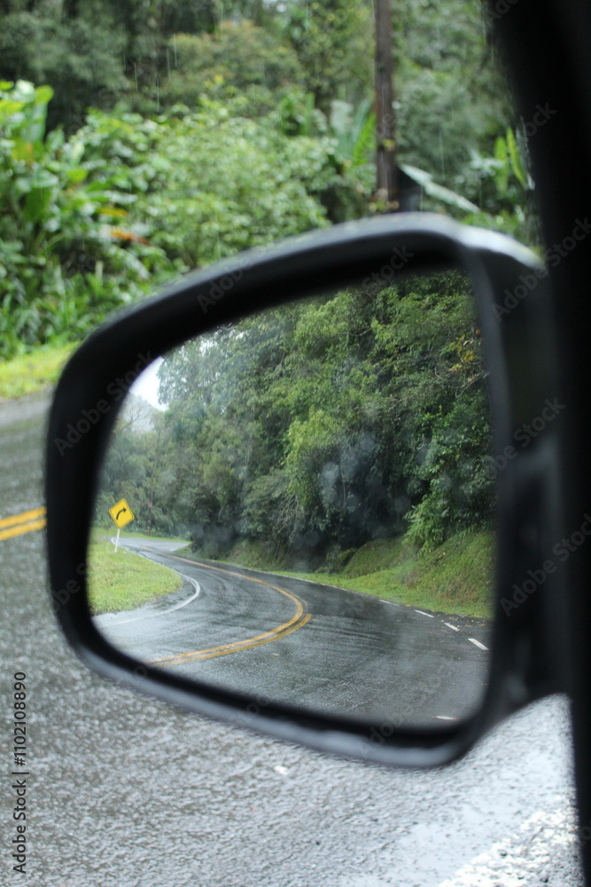 carro em estrada sinuosa em dia de chuva - foto a partir do retrovisor carro em estrada sinuosa em dia de chuva - foto a partir do retrovisor