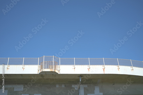 外から見上げたバイパス