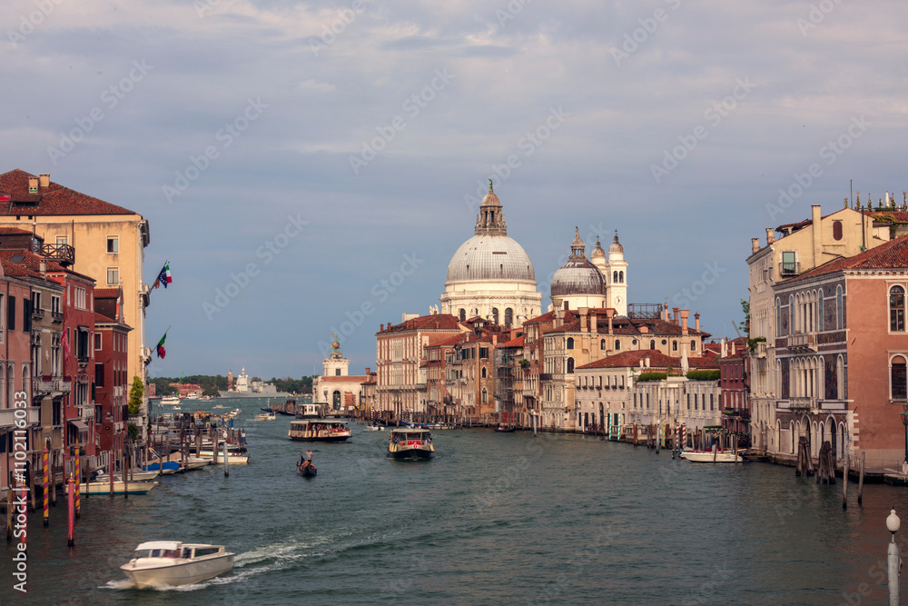 La laguna di Venezia al tramonto. Gondole al Canal grande.